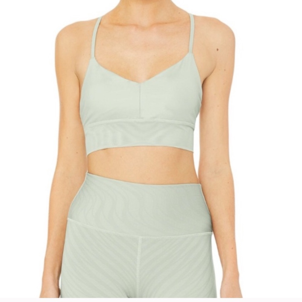 alo lush bra in pistachio xs